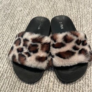 🎀 Girls house slipper - gently used!